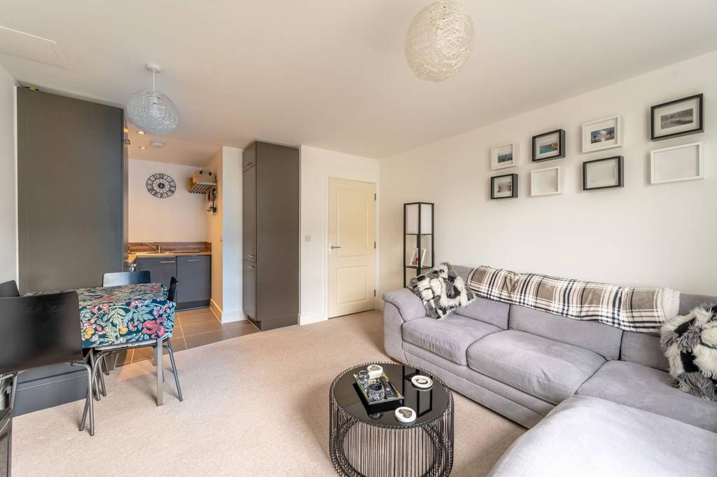 Sherbrooke Way, Worcester Park, KT4 1 bed flat £250,000
