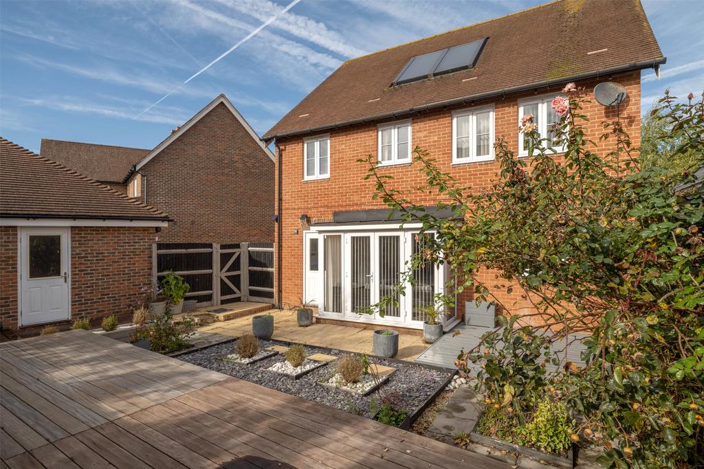 Haine Close, Horley, Surrey, RH6 4 bed detached house £700,000