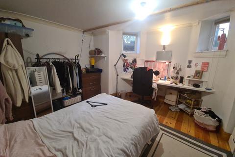 4 bedroom flat to rent, St. Johns Avenue, Leeds