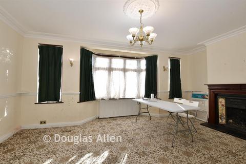 4 bedroom semi-detached house for sale, Lakeside Avenue, Ilford, Essex