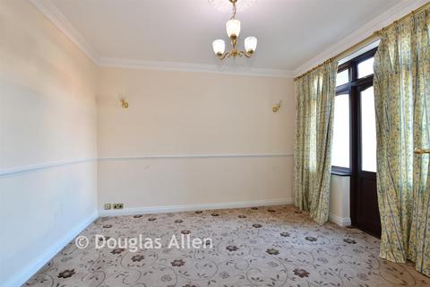 4 bedroom semi-detached house for sale, Lakeside Avenue, Ilford, Essex