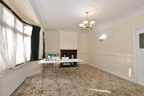 4 bedroom semi-detached house for sale, Lakeside Avenue, Ilford, Essex