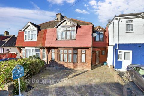 4 bedroom semi-detached house for sale, Lakeside Avenue, Ilford, Essex