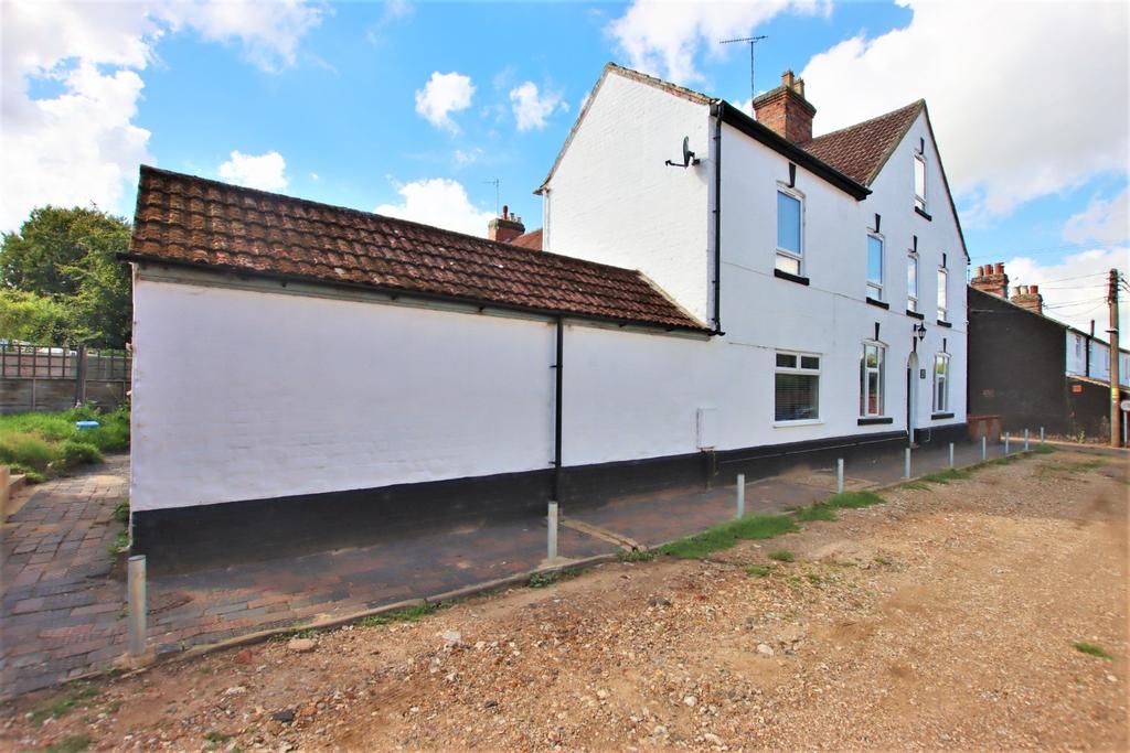 Lichfield Street, Fakenham 4 bed end of terrace house £1,200 pcm (£