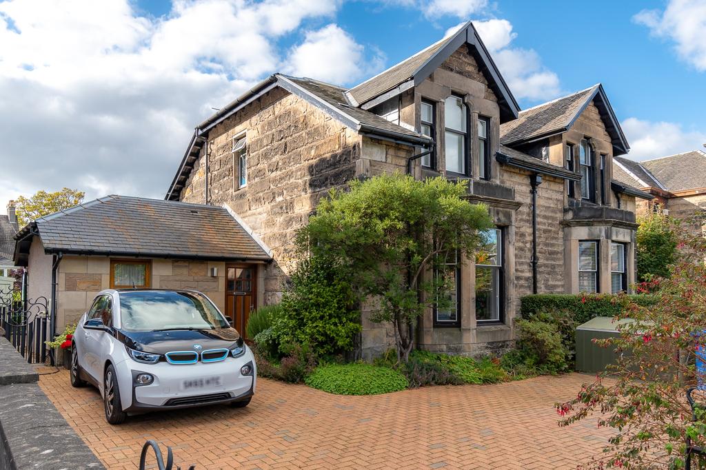 Balshagray Avenue, Jordanhill... 3 bed flat £1,900 pcm (£438 pw)