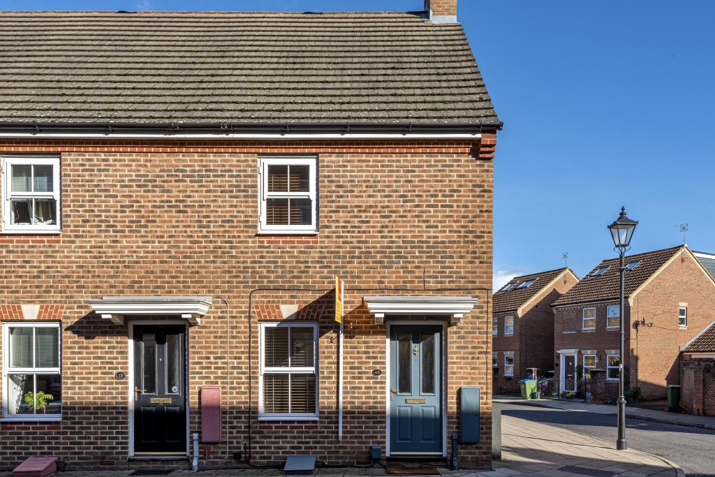 Fairford Leys, Aylesbury, HP19 2 bed end of terrace house £1,250 pcm