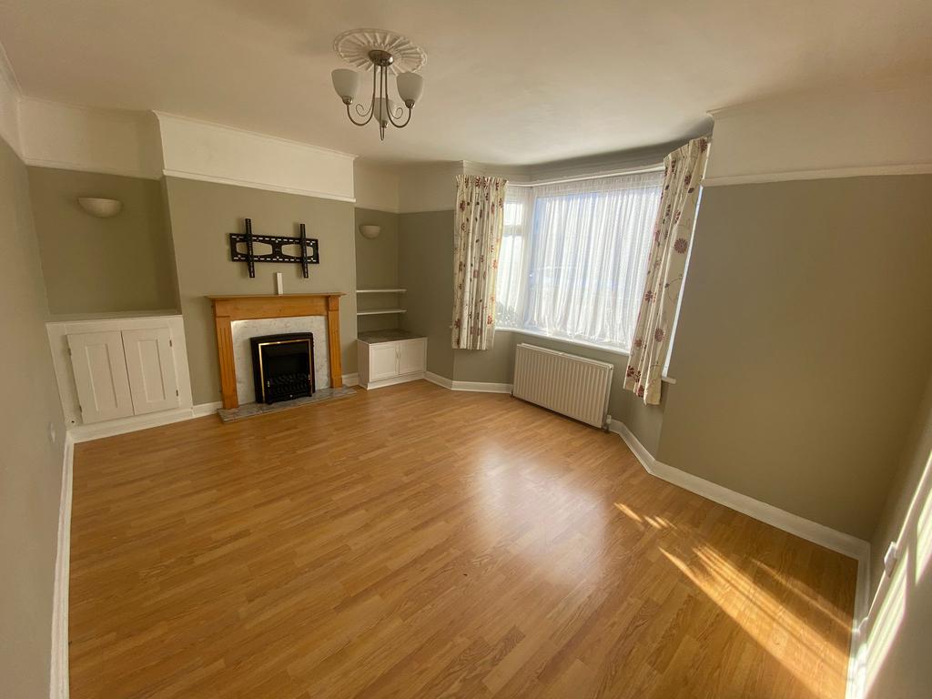 Wallis Road, Kettering, NN15 3 bed semidetached house £995 pcm (£230 pw)