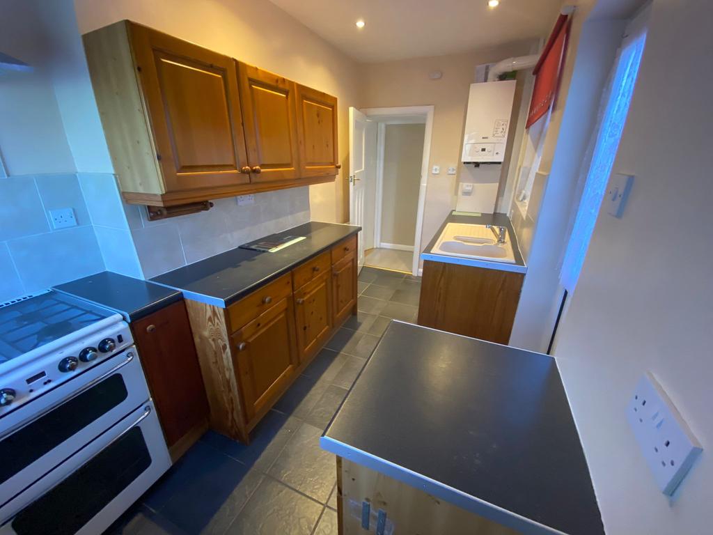 Wallis Road, Kettering, NN15 3 bed semidetached house £995 pcm (£230 pw)