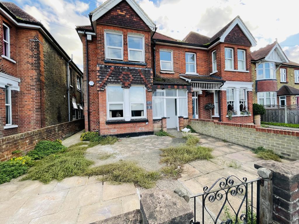 13 London Road, Rainham ME8 1 bed flat £725 pcm (£167 pw)