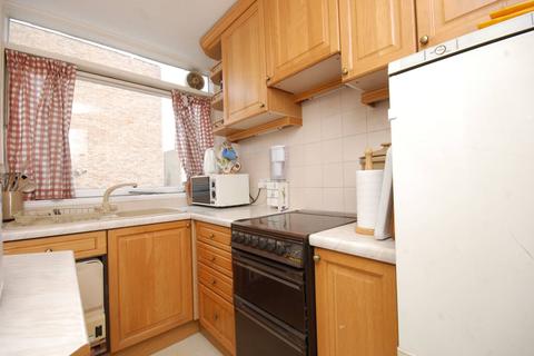 2 bedroom house to rent - Hillview Court, Woking, GU22