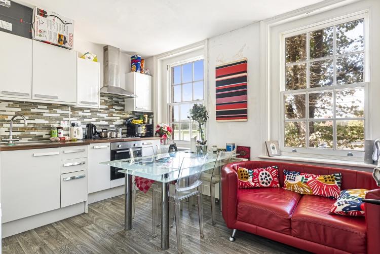 Cobourg Road London SE5 3 bed flat £1,800 pcm (£415 pw)