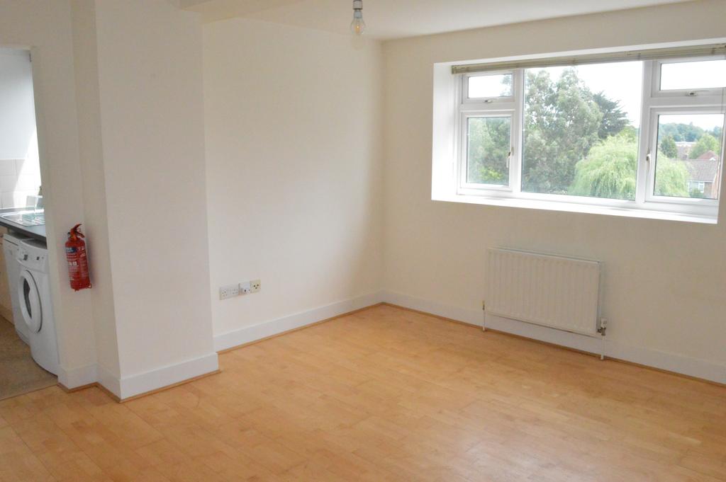 Park Road, Burgess Hill RH15 2 bed flat £935 pcm (£216 pw)