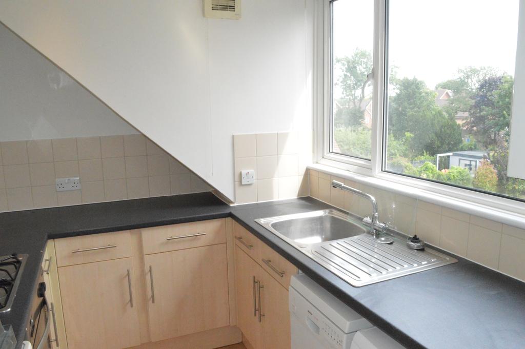 Park Road, Burgess Hill RH15 2 bed flat £935 pcm (£216 pw)