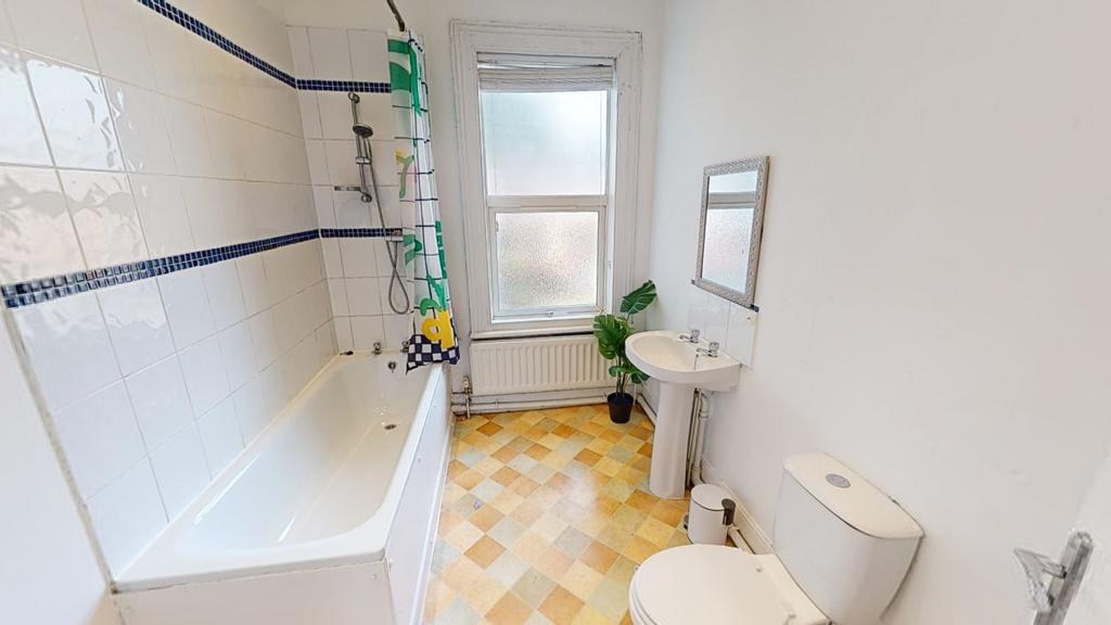 126 Greg Bathroom