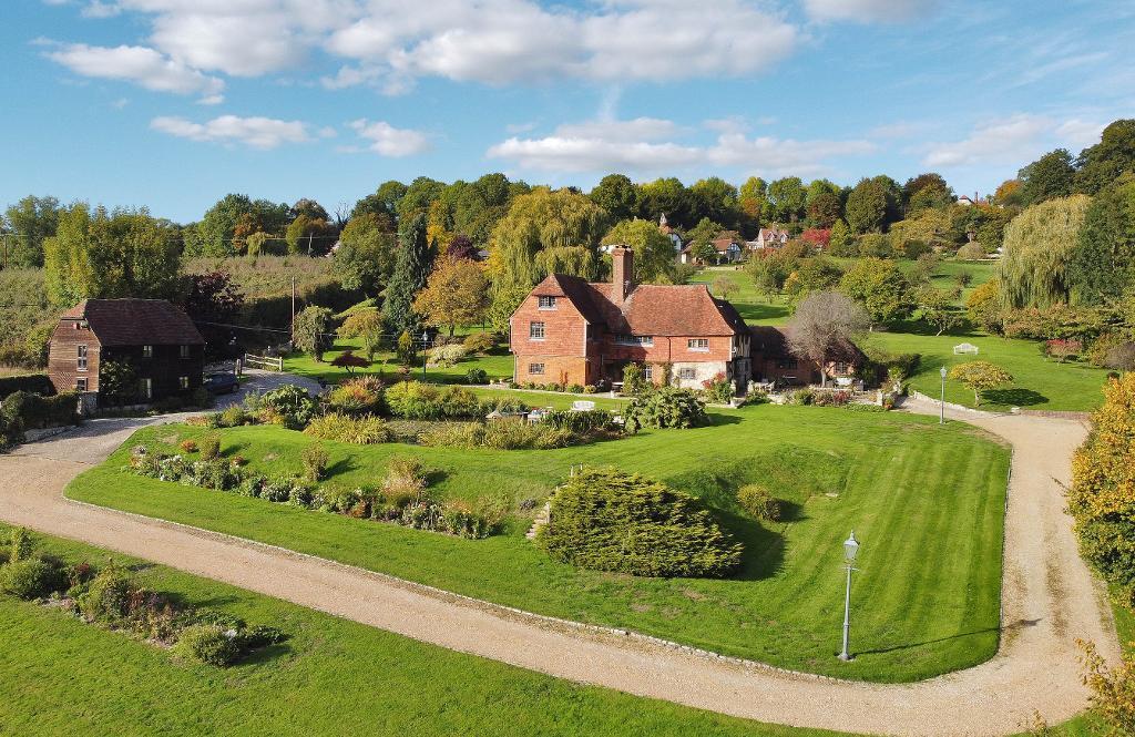 Wierton Hill, Boughton Monchelsea, Kent, ME17 4JT 5 bed detached house