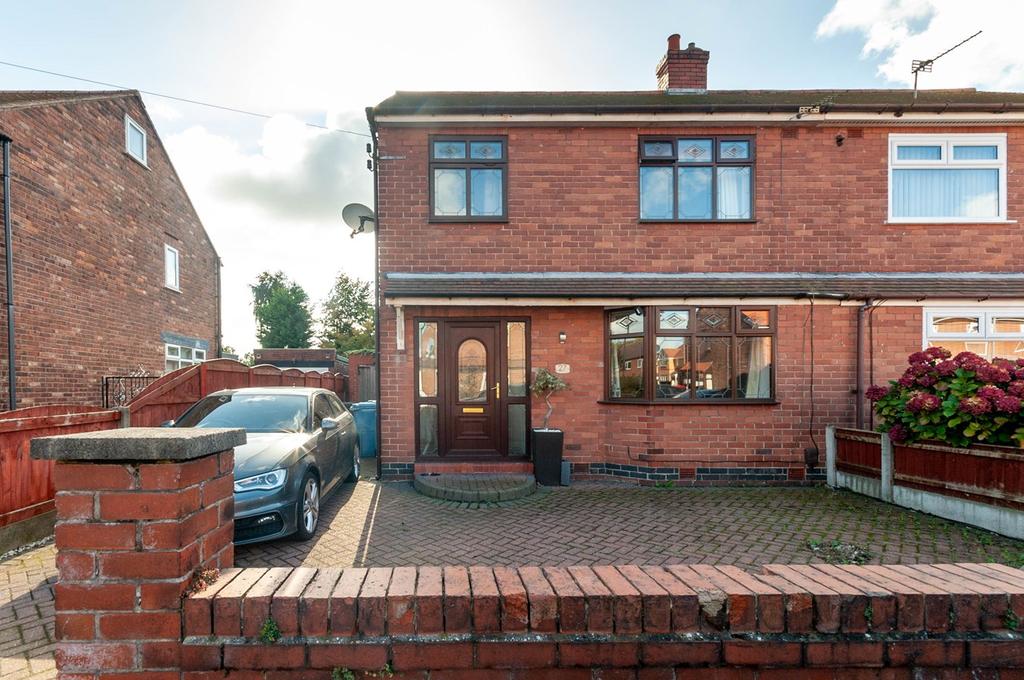 Elizabeth Drive, Padgate, Warrington... 3 bed semidetached house £