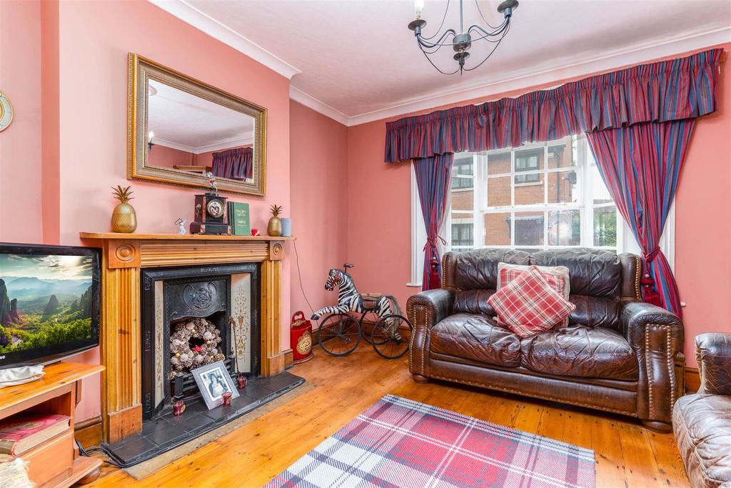 High Street, BidfordOnAvon 3 bed house £340,000