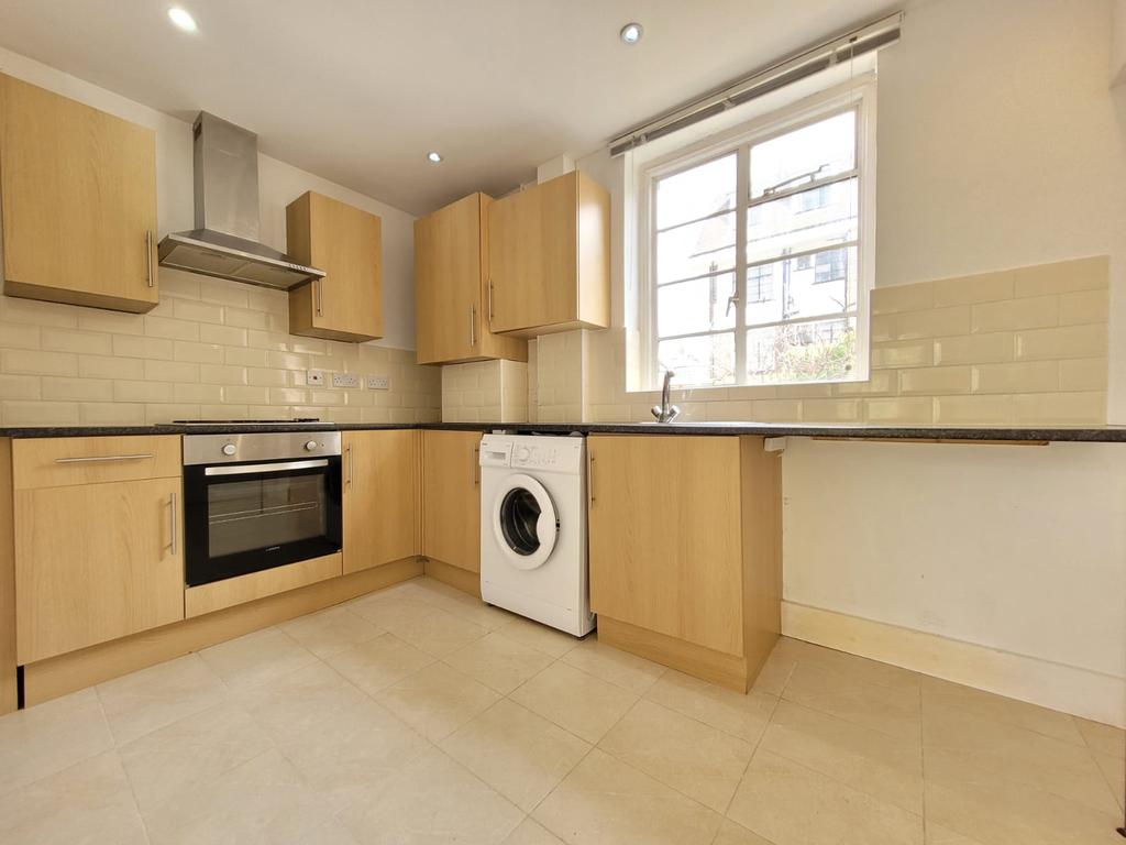 Colney Hatch Lane, London N10 1 bed flat £1,350 pcm (£312 pw)