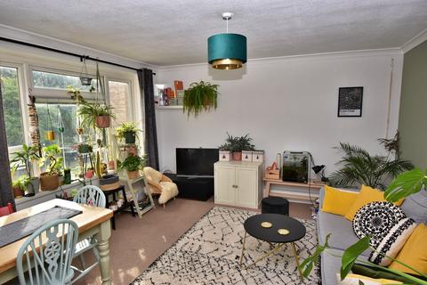 2 bedroom flat for sale - Handsworth Avenue, Highams Park. E4 9PF