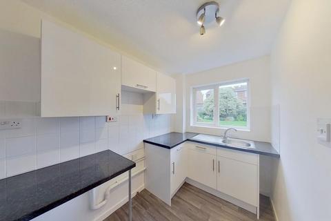 2 bedroom terraced house to rent, Vinten Close, Herne Bay, CT6 7TG