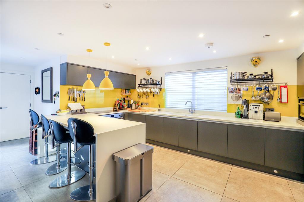 sweet-briar-mews-st-albans-4-bed-link-detached-house-1-200-000