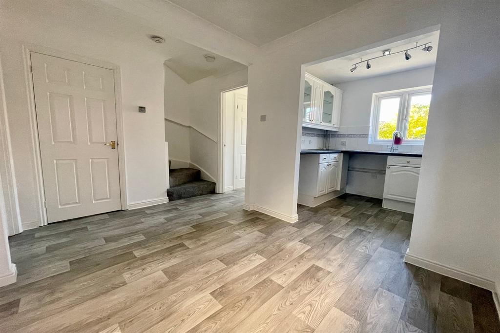 Keeble Way, Braintree, CM7 3 bed end of terrace house £1,325 pcm (£