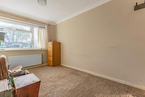 1 Castle Close, Sunbury-on-thames, TW16 7DU