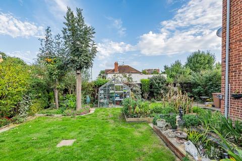 1 Castle Close, Sunbury-on-thames, TW16 7DU