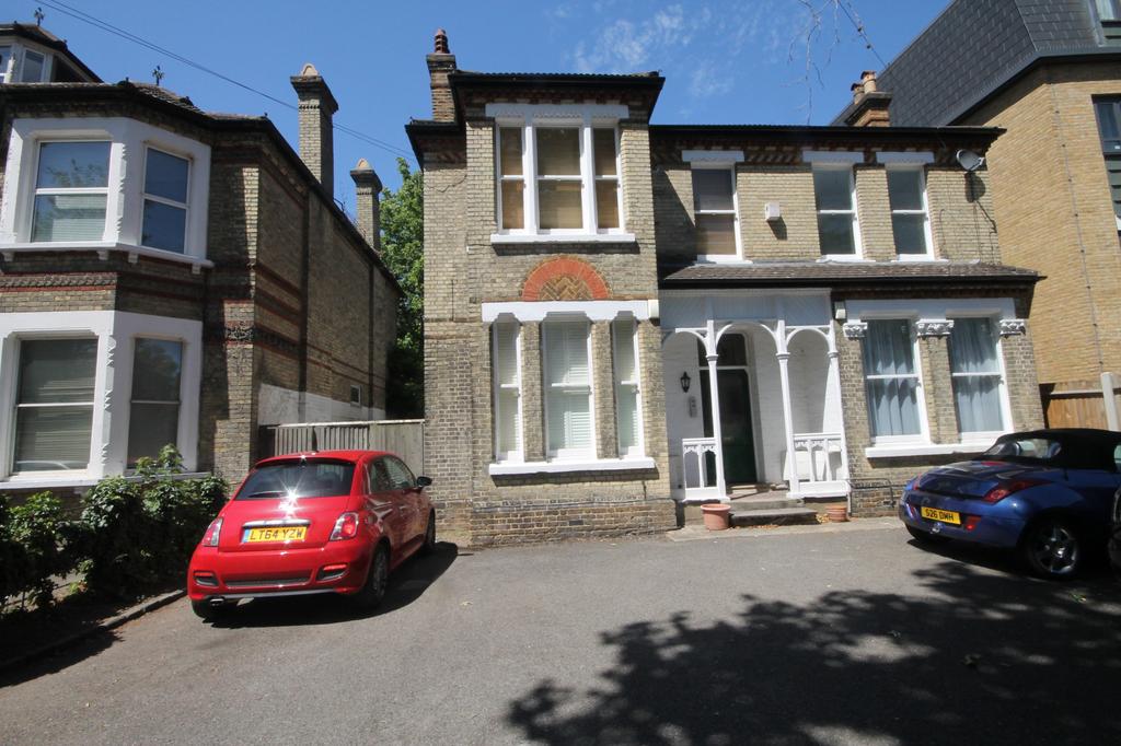 4 Blyth Road, Bromley, Kent, BR1 2 bed apartment to rent £1,850 pcm