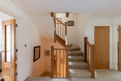 35 Mountview Close, London, NW11 7HG