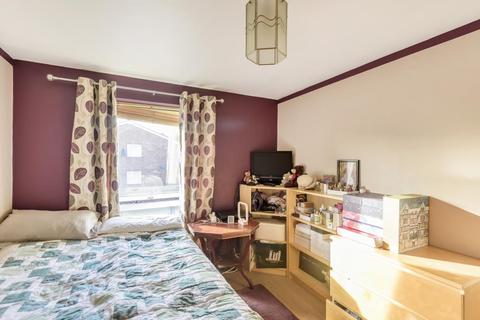 18 Archery Close, Harrow, HA3 7RT