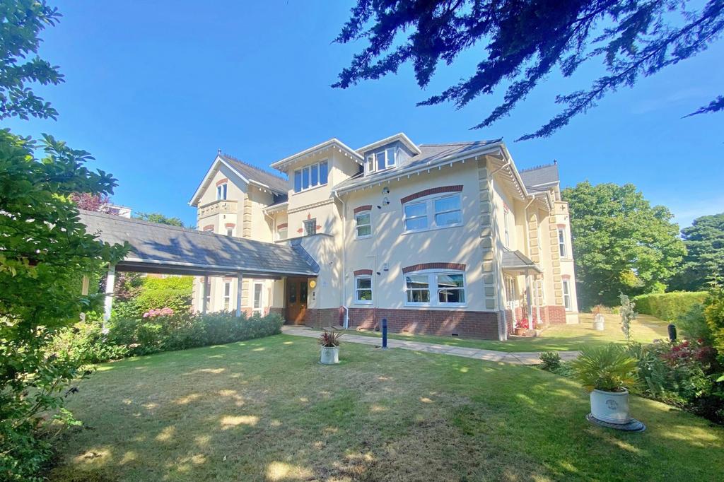 Canford Cliffs 2 bed flat £385,000