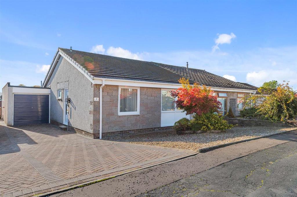 Neidpath Drive, Stenhousemuir 2 bed bungalow - £185,000