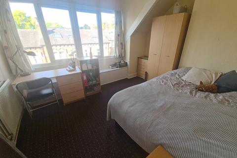 6 bedroom flat to rent, Regent Park Avenue, Leeds