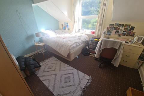 6 bedroom flat to rent, Regent Park Avenue, Leeds