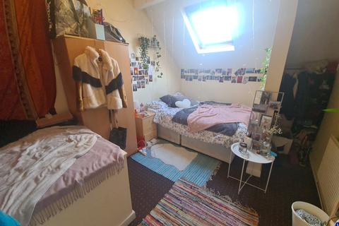 6 bedroom flat to rent, Regent Park Avenue, Leeds
