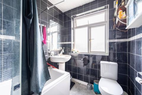 16 Laings Avenue, Mitcham, CR4 3EP