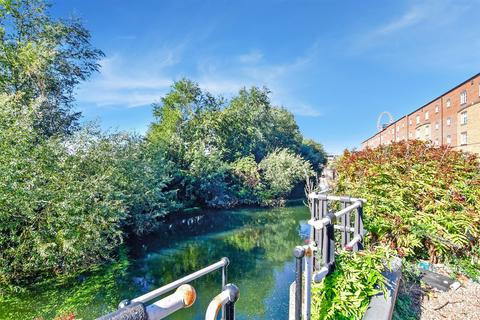 2 bedroom flat for sale - Otter Close, London