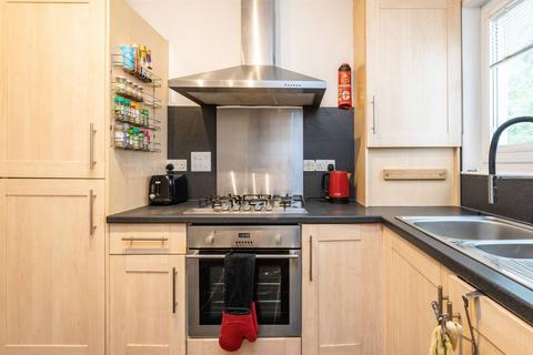 16/3 Clockmill Lane, Edinburgh, EH8 8HY