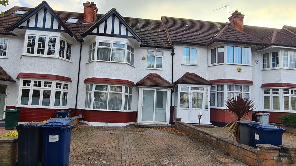 Mayfield Avenue, London, N12 3 bed terraced house £2,500 pcm (£577 pw)