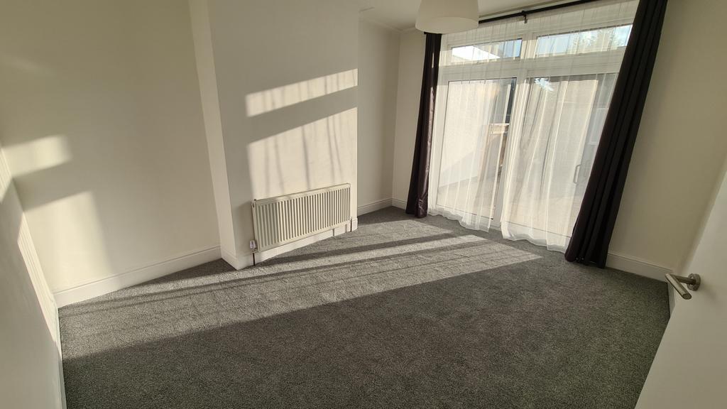 Mayfield Avenue, London, N12 3 bed terraced house £2,500 pcm (£577 pw)
