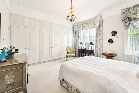 25 Rosenau Crescent, London, SW11 4RY