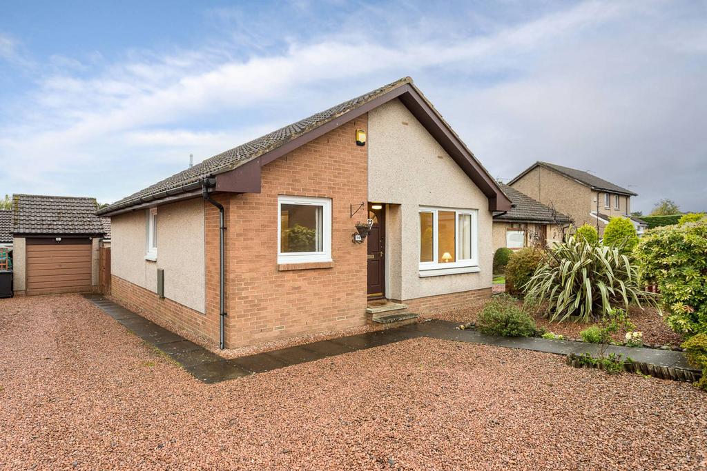 36 Peebles Drive, Dundee, DD4 0TF 3 bed bungalow £194,995