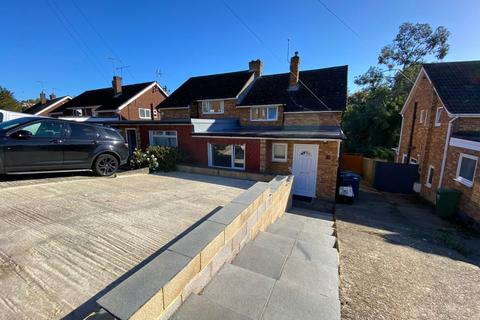 4 bedroom semi-detached house to rent, Mayhew Crescent,