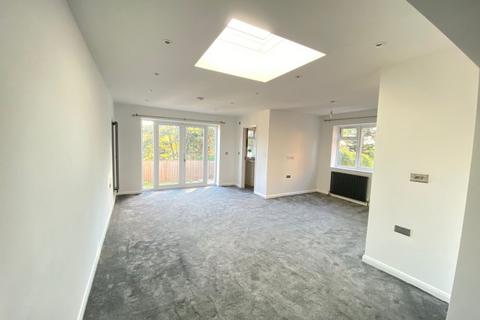 4 bedroom semi-detached house to rent, Mayhew Crescent,