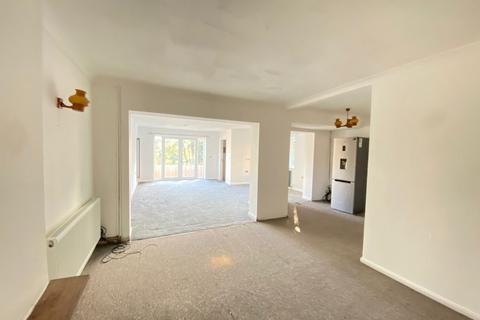 4 bedroom semi-detached house to rent, Mayhew Crescent,