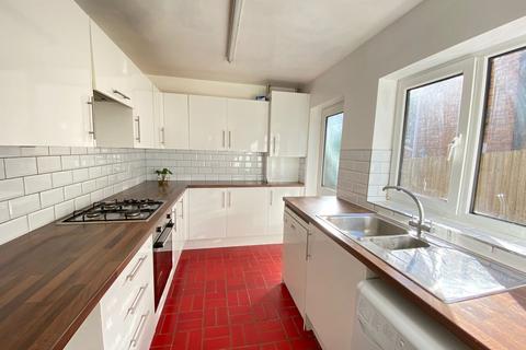 4 bedroom semi-detached house to rent, Mayhew Crescent,
