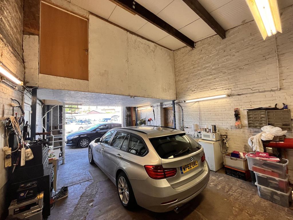 Unit 4 Woolston Garage Site, 182... Industrial unit £833 pcm (£192 pw)