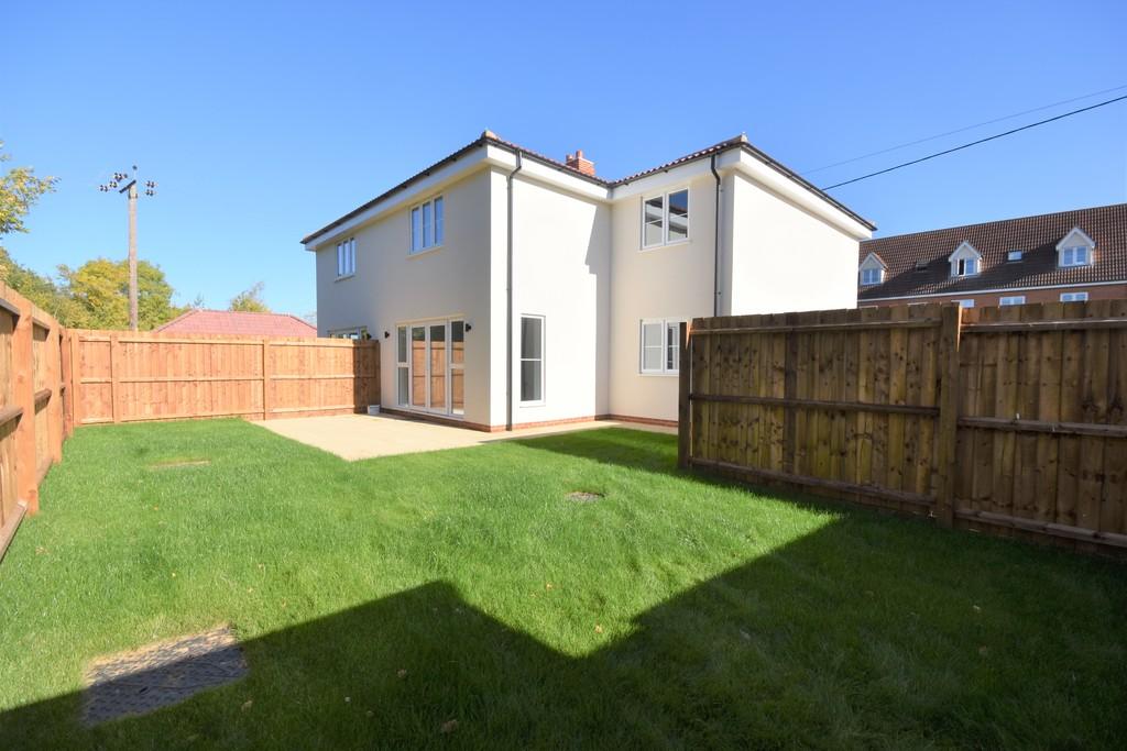 Main Road, Great Leighs, Chelmsford 3 bed semidetached house £1,600