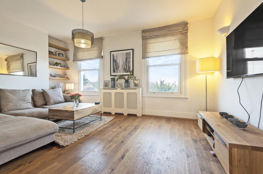 Wandsworth Road Clapham SW8 2 bed apartment £1,900 pcm (£438 pw)